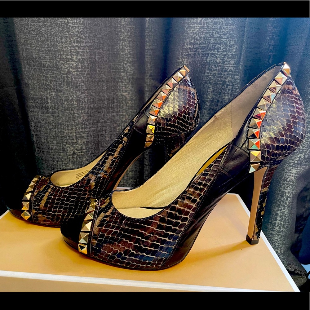 MICHAEL KORS ELLA SNAKE EMBOSSED STUDDED Chocolate PEEP TOE PUMP HEELS 8M